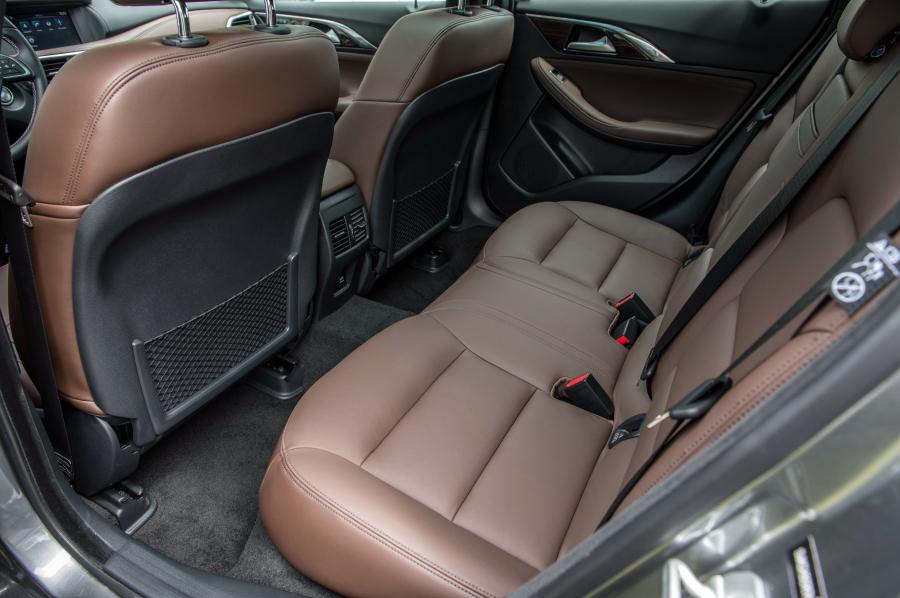 Интерьер Infiniti QX30 2.0t AWD 2016 года  (US) (фото 13 из 14)
